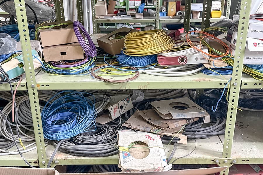 Inhalt von 2 Regalebenen: Kabel